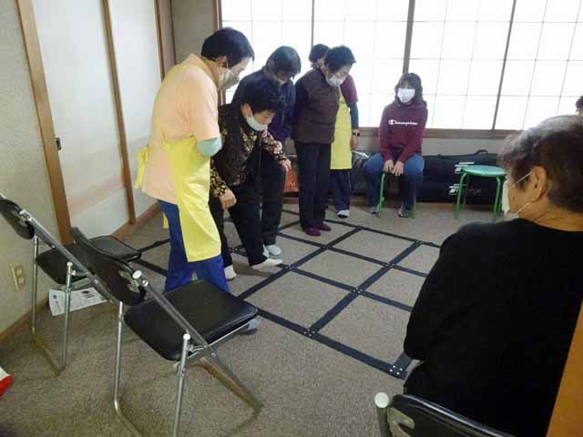 JA主催の河間地区サロンでふまねっと運動に取り組む様子。