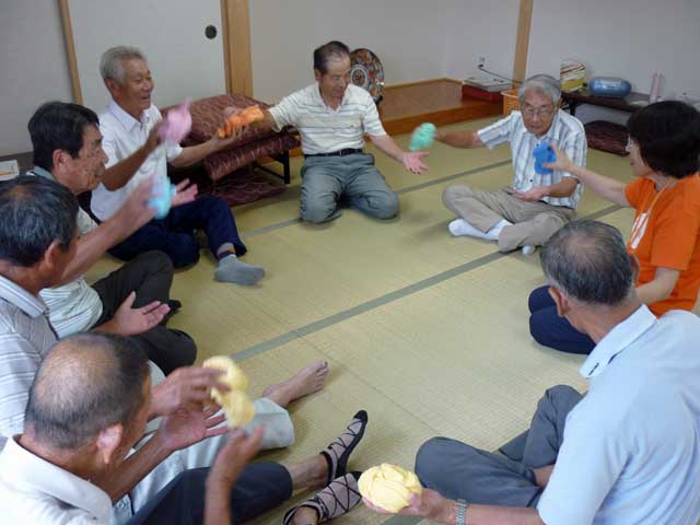 いきいきサロン事業：ケアビクスの様子