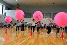 スポーツ大会：ボールでデート競技中の写真